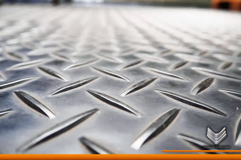 acercamiento a piso de lamina antiderrapante de aluminio