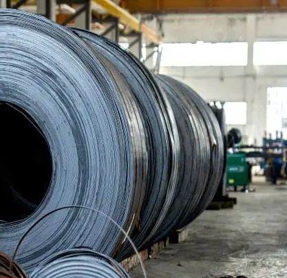 Para qué se usa el fleje de acero inoxidable 2 Bodega de Inoxidables Victoria con fleje de acero de México colocado en el suelo.