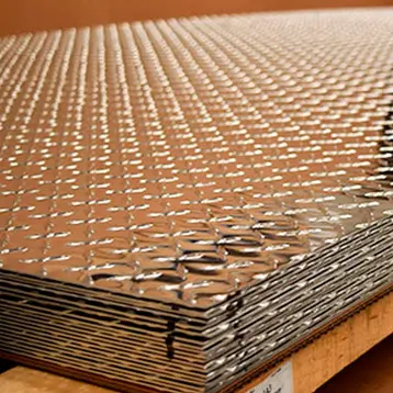 Ventajas de la lámina antiderrapante de aluminio 1 Lamina antiderrapante de aluminio empaquetada colocada en el piso de una fábrica