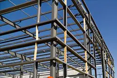 ¿Para qué se usa el acero al carbono y cuáles son sus características? 2 Estructura hecha con acero de construcción