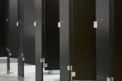 9 modelos de puertas de acero inoxidable que lucirán espectaculares en tu casa 5 Fila de puertas de acero inoxidable dentro del baño de un local