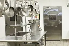 9 modelos de puertas de acero inoxidable que lucirán espectaculares en tu casa 7 Puerta de acero inoxidable colocada en una cocina