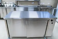 9 modelos de puertas de acero inoxidable que lucirán espectaculares en tu casa 9 Puerta de acero inoxidable pequeña para cocina