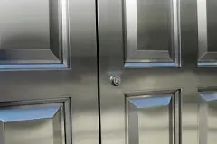 9 modelos de puertas de acero inoxidable que lucirán espectaculares en tu casa 2 Puerta doble de acero inoxidable en la entrada de una vivienda