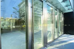 9 modelos de puertas de acero inoxidable que lucirán espectaculares en tu casa 3 Puertas de acero inoxidable con vidrio en la entrada de un edificio de departamentos