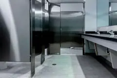 9 modelos de puertas de acero inoxidable que lucirán espectaculares en tu casa 4 Puertas de acero inoxidable en el baño de un restaurante