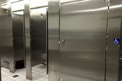 9 modelos de puertas de acero inoxidable que lucirán espectaculares en tu casa 6 Separaciones de baño hechas con láminas de acero inoxidable