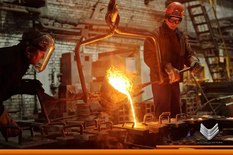 hombres trabajando en la fundicion de acero
