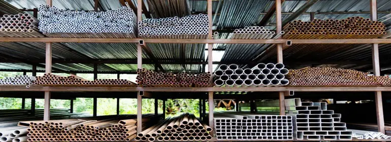 ¿Qué son los perfiles de aluminio? Descubre cómo se colocan y qué tipos hay 5 bodega con perfiles de aluminio almacenados