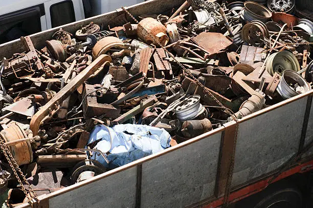 Reciclado del acero, conoce sus beneficios y usos 2 Camión transportando acero reciclado