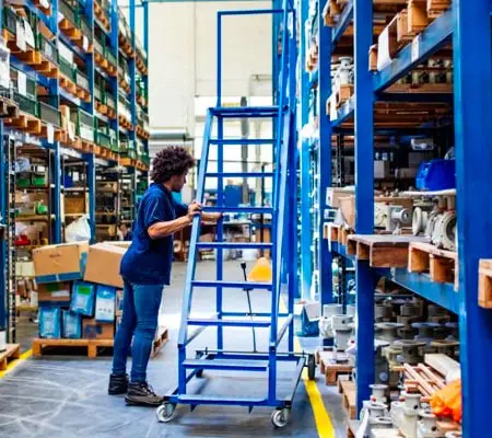 Conoce los diferentes diseños de escaleras de acero inoxidable 4 Escalera de acero movil en un almacén