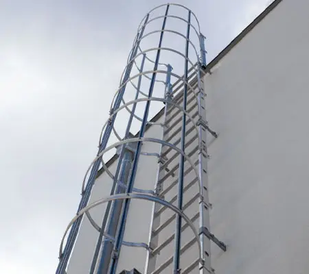 Conoce los diferentes diseños de escaleras de acero inoxidable 2 Escalera de gato de acero sujetada a un muro de concreto