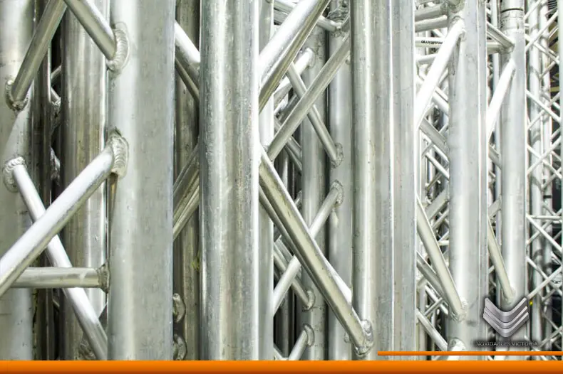 estructuras de aluminio dentro de una construccion