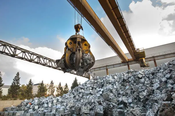 Reciclado del acero, conoce sus beneficios y usos 3 Garra mecánica