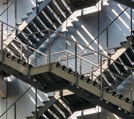 Conoce los diferentes diseños de escaleras de acero inoxidable 5 Escalera de acero de evacuación dispuesta en un edificio