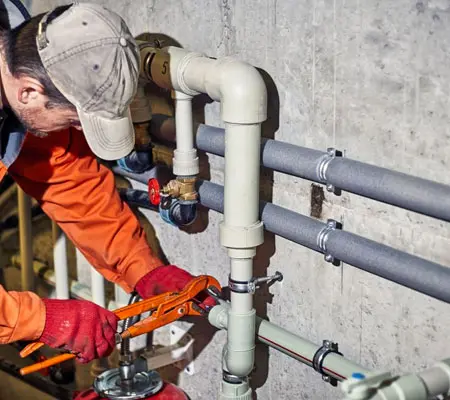 Tuberías para gas, cuáles se utilizan para la instalación de gas 1 Trabajador instalando una tubería plástica