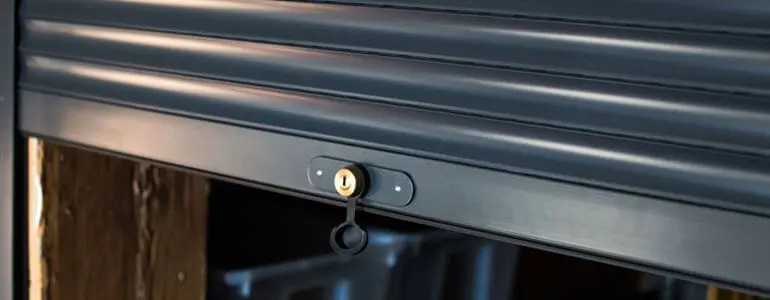 ¿Cómo se fabrican las cortinas de acero? Conoce sus usos 4 Acercamiento a cerradura de cortina metálica