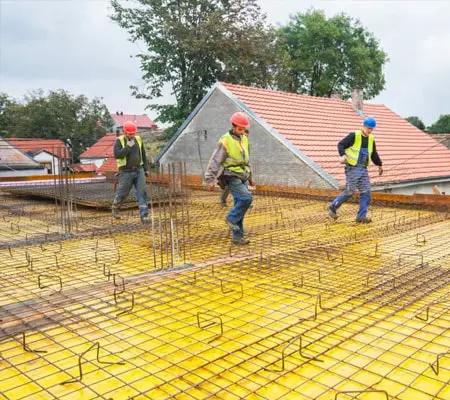 ¿Qué es una malla electrosoldada? Descubre para que se usa 4 Albañiles instalando malla electro soldada en una construcción