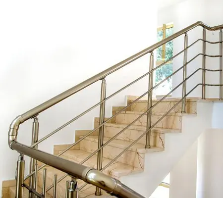 ¿Qué son las barras de aluminio? Conoce cómo se usan 4 Barandal de una escalera hecho con barras de aluminio