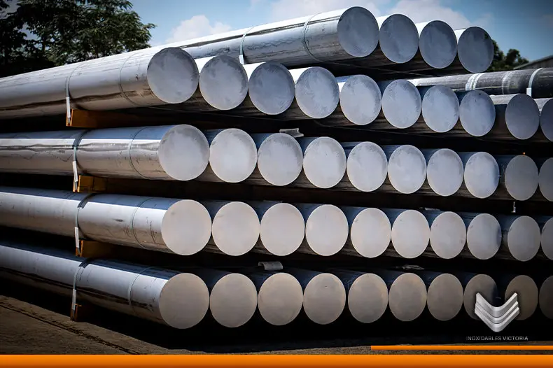barras de aluminio apiladas una sobre otras