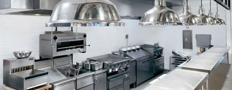 ¿Qué son las planchas de acero inoxidable? Conoce sus usos 4 Cocina de un restaurante