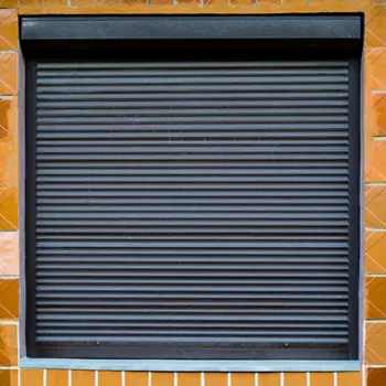 ¿Cómo se fabrican las cortinas de acero? Conoce sus usos 3 Cortina de acero negro colocada sobre una pared de cerámica
