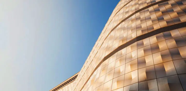 ¿Qué son los paneles de aluminio? 3 Estructura curva construida con paneles aluminio dorados