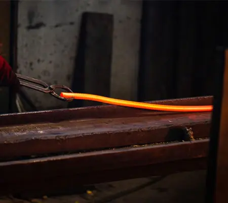 ¿Qué son las barras de aluminio? Conoce cómo se usan 1 Extrusión de una barra de aluminio