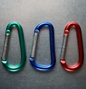 Tres mosquetones anodizados con diferentes colores