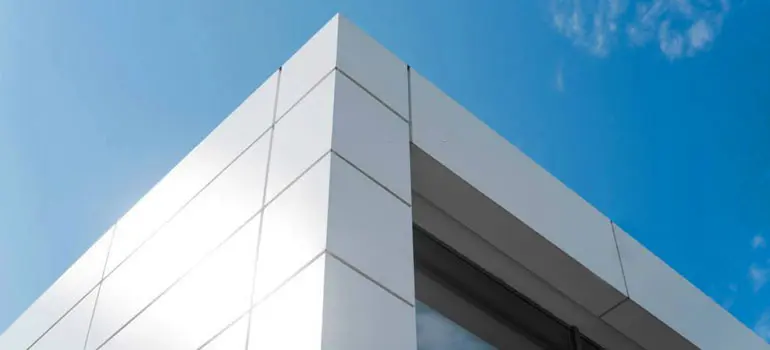 ¿Qué son los paneles de aluminio? 1 Panel de aluminio blanco instalado en un edificio