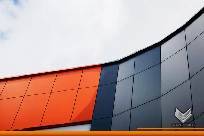 paneles de aluminio instalados como fachada de un edificio