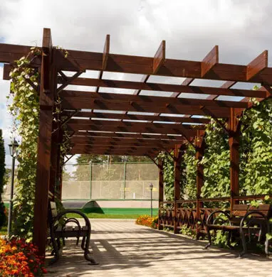 ¡Aprende a construir pérgolas de acero inoxidable de una forma sencilla! 11 Una pérgola de madera instalada en un jardín