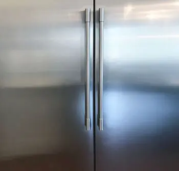 ¿Qué son las planchas de acero inoxidable? Conoce sus usos 1 Puertas hechas con planchas de acero inoxidable