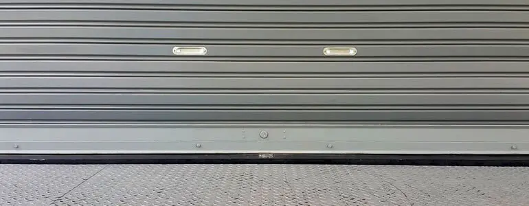 ¿Cómo se fabrican las cortinas de acero? Conoce sus usos 2 Plano detalle de una cortina metálica