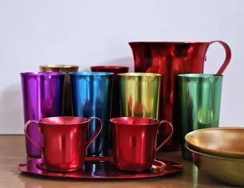 Aluminio anodizado ¿Para qué se usa? 4 Platos y vasos de aluminio anodizados