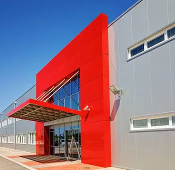 ¿Qué son los paneles de aluminio? 2 Edificio con revestimiento exterior de panel de aluminio