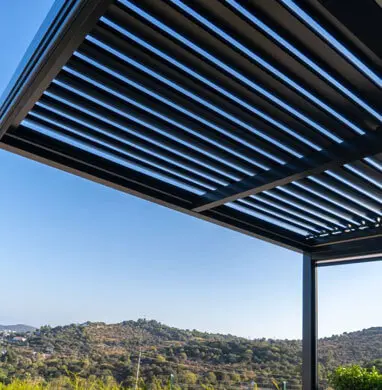 ¡Aprende a construir pérgolas de acero inoxidable de una forma sencilla! 13 Toldo de una pérgola hecha de aluminio