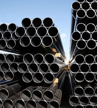 Acero alto carbono: Conoce como se usa este tipo de acero 2 Tuberías estibadas en un almacén