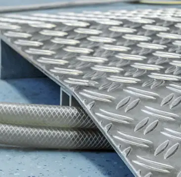Cómo se conforma la lámina antiderrapante de aluminio 2 Acercamiento a rampa fabricada con lámina antiderrapante de aluminio