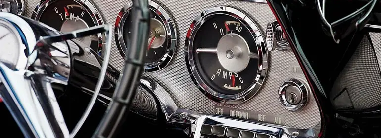 Cromo y Acero Inoxidable ¡Descubre sus diferencias y cuál es mejor! 1 Interior de un automovil con velocímetros, volante y cubierta que tienen acabados en cromo