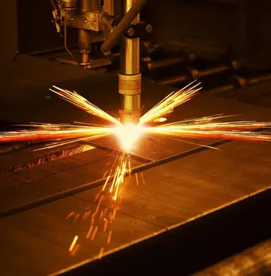 Cómo cortar acero inoxidable: técnicas y herramientas para lámina, placa y tubo 2 maquina realizando corte con plasma sobre una placa de acero