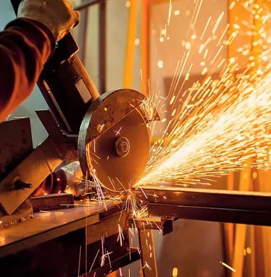 Cómo cortar acero inoxidable: técnicas y herramientas para lámina, placa y tubo 1 trabajador cortando un perfil de acero inoxidable con una sierra circular