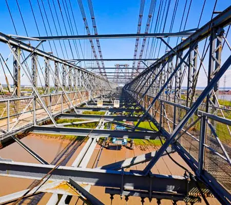 ¿Para qué se utilizan los metales ferrosos? Conoce sus usos y ventajas 3 Estructura de puente en construcción sobre un río hecha con metales ferrosos