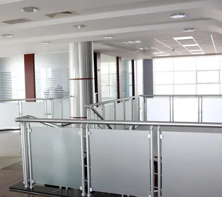 Barandas para Escaleras de Acero Inoxidable ¡Constrúyelas fácilmente! 5 Interior de un edificio con barandas para escaleras de acero inoxidable con vidrio