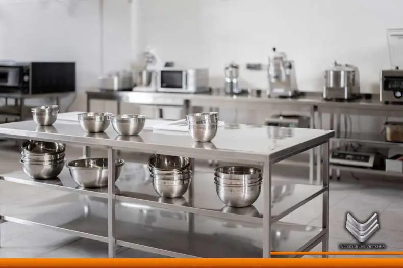 mesa de acero inoxidable con refuerzos en una cocina