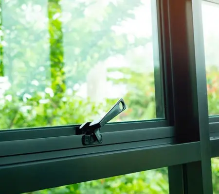 Perfiles de aluminio para ventanas: Usos y ventajas. ¡Descubre consejos para una fácil instalación! 3 Perfiles de aluminio para ventana usados para construir una ventana practicable negra de aluminio con dos hojas de apertura exterior