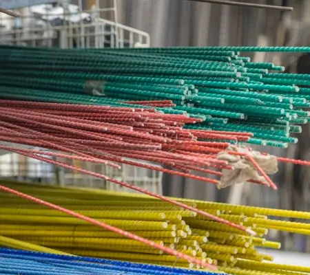 Acero de Refuerzo: Elemento de seguridad en construcción. ¡Conoce cuánto cuesta! 3 Varillas corrugadas con recubrimiento epoxico en su superficie