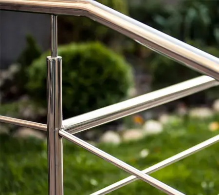 Barandas para Escaleras de Acero Inoxidable ¡Constrúyelas fácilmente! 2 Vista frontal de uno de los tipos de barandas para escaleras de acero inoxidable en exteriores.