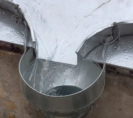 Canaleta de aluminio: ¿Es la mejor opción para mi techo? 2 Canaleta que retiene el agua mientras la envía al bajante