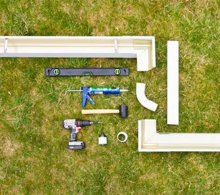 Canaleta de aluminio: ¿Es la mejor opción para mi techo? 4 accesorios requeridos para su instalación, tales como taladro, nivel, silicón y martillo de goma, todos están sobre césped
